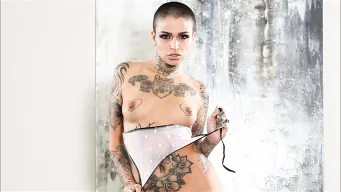 Leigh Raven に 'Tattooed Slut VS Hard Cock'